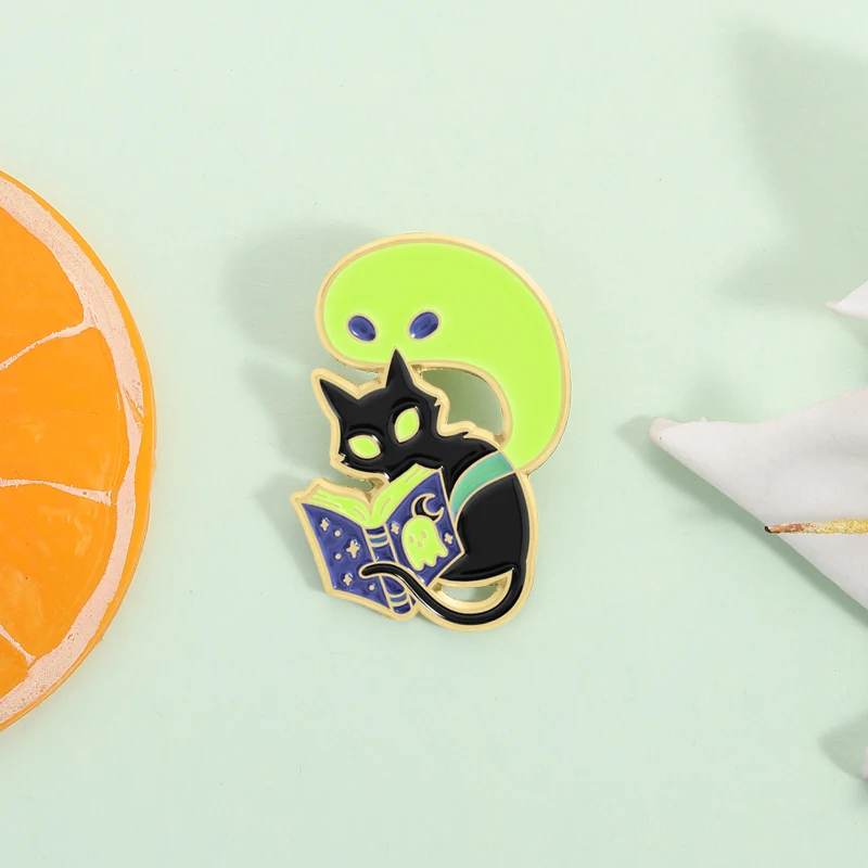 مخيف القط والشبح قراءة كتاب المينا دبوس قصص الأشباح توهج في الظلام بروش شارة التلبيب هالوين مجوهرات هدية لصديق #2