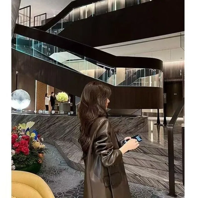 سترة جلدية فرنسية فاخرة جديدة بمزاج ريترو وحزام خصر غير رسمي متوسط وطويل معطف ركاب المشاهير على الإنترنت