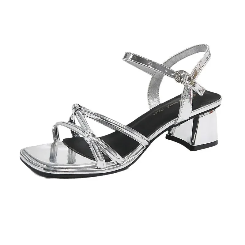 2025 صيف جديد كعب مربع أحذية عالية موضة الصنادل الرومانية أبيض وأسود مفتوح الأصابع امرأة النعال أحذية السيدات