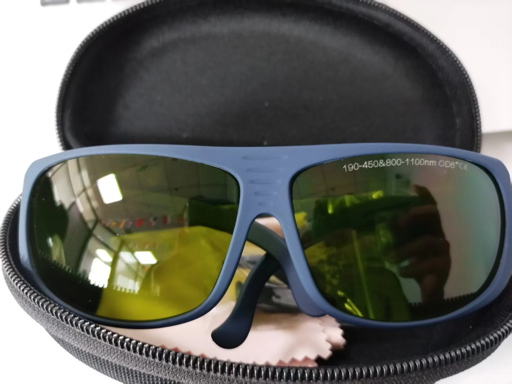

30% off sample price190-450nm&800-1100nm laser safety glasses
