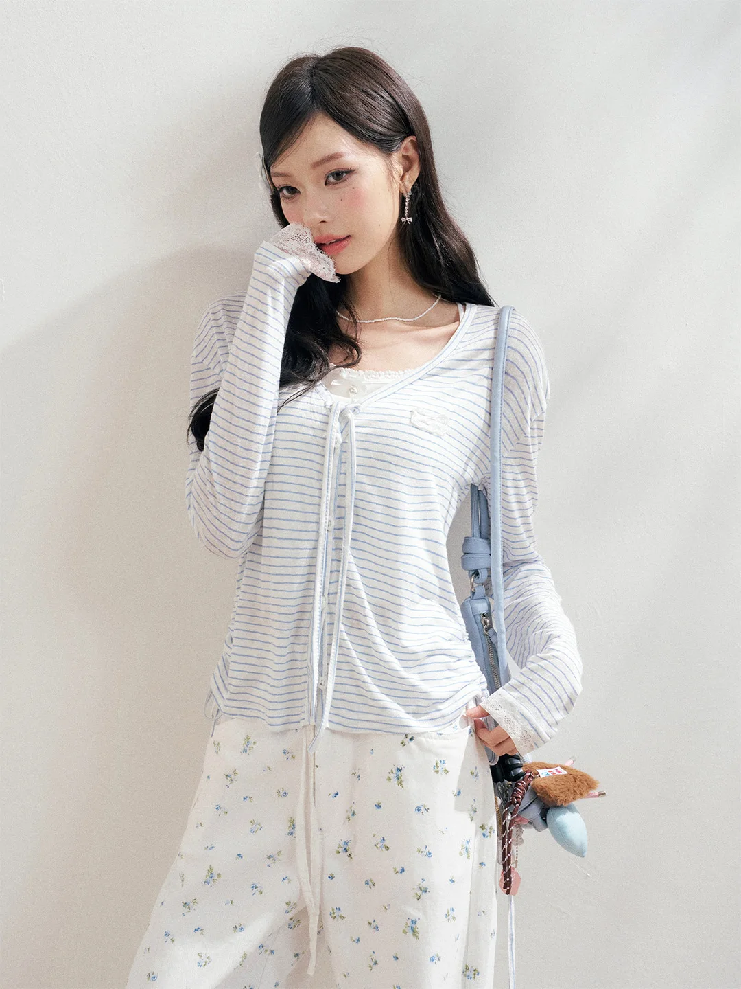 

Элегантный синий полосатый кардиган с V-образным вырезом, кружевными вставками и завязками, женская футболка с длинным рукавом, влагоотводящая