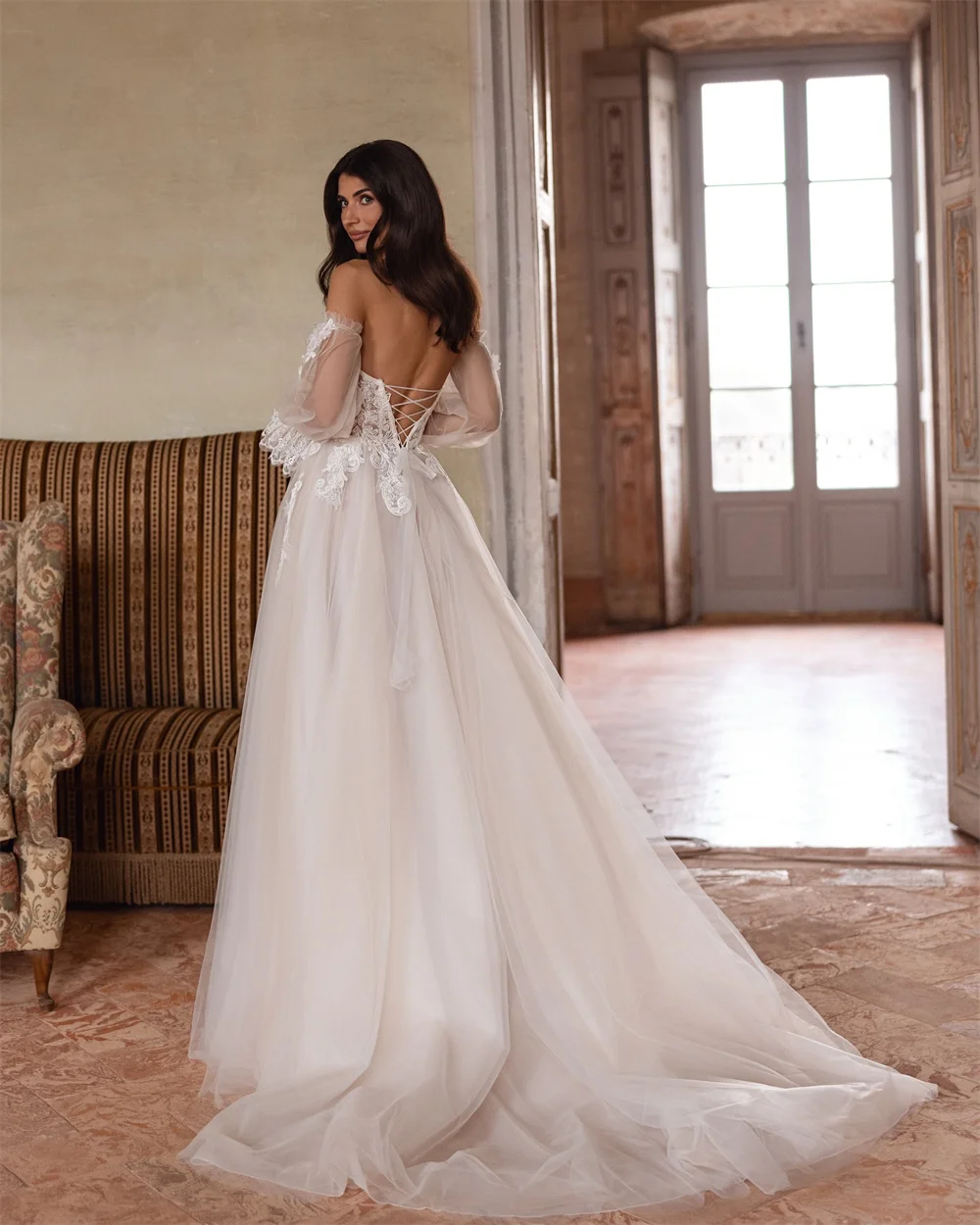 طوكيو مخصص أنيقة قبالة الكتف فساتين الزفاف تول طويلة الأكمام ثوب الزفاف الأبيض الدانتيل متابعة قطار المحكمة ثوب الزفاف