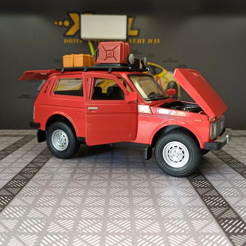 Modelo de coche de aleación de simulación 1:24, colección de adornos, puerta que puede abrir sonido y luz, vehículo todoterreno, regalo