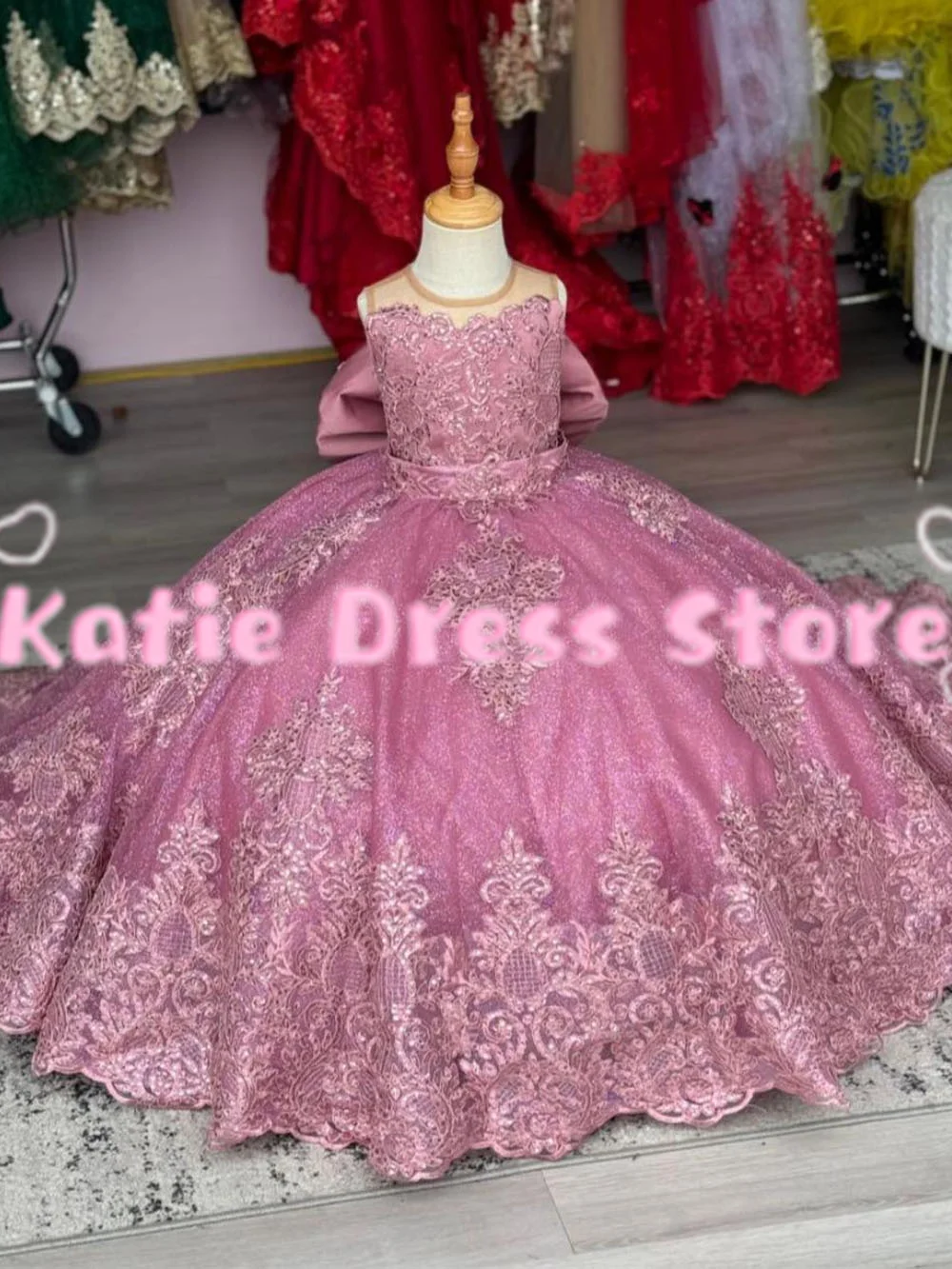 abito-da-damigella-rosa-in-tulle-gonfio-con-fiocco-e-applicazioni-in-pizzo-per-matrimonio-compleanno-prima-comunione-abiti-da-ballo-personalizzati-per-bambini