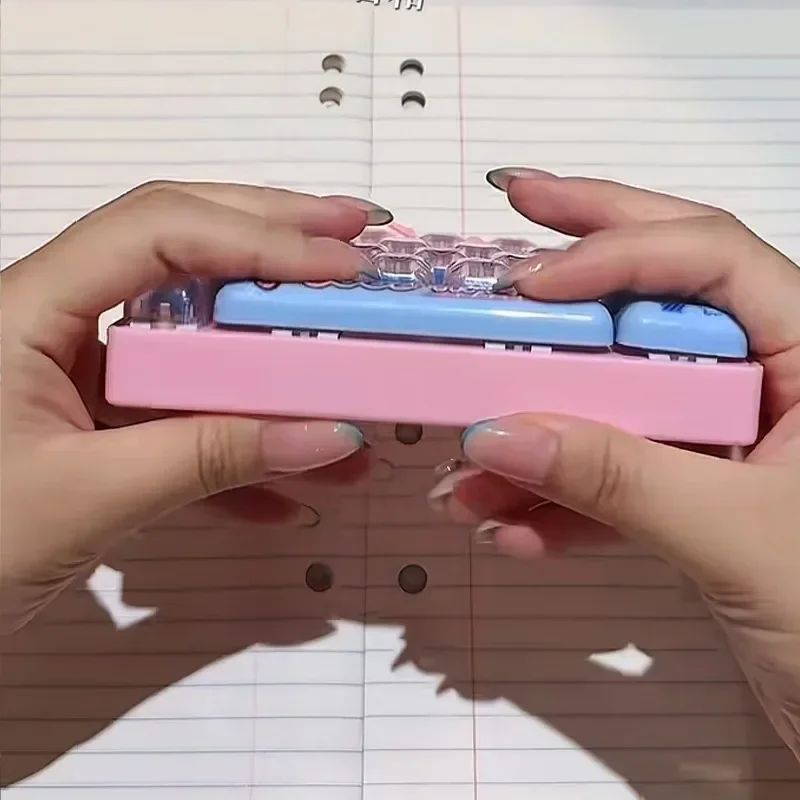 Niedlicher 26-Gitter-Tastatur-Keycap-Clicker-Schlüsselanhänger, süßer Fidget-Keycap-Clicker, Push-Squeeze-Anhänger zur Angstlinderung, Rucksackanhänger – Detail 10