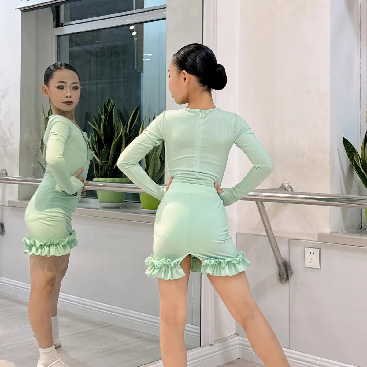 Costumes de spectacle de danse latine pour filles, jupe fendue à manches longues, vert, Chacha Rumba Tango, vêtements latins, nouvelle collection 2025 XH3735