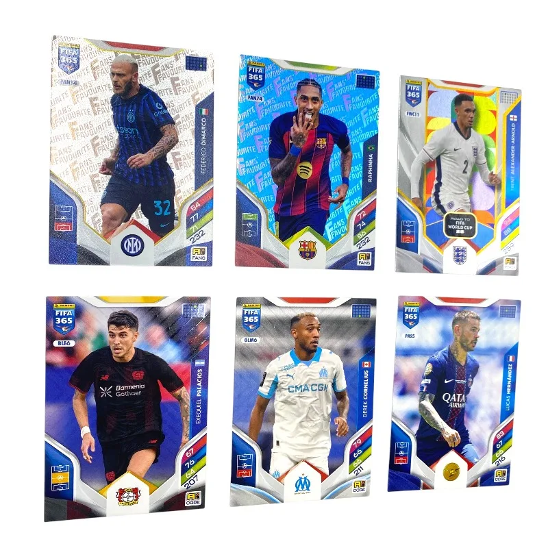 Tarjetas Coleccionables PANINI Premier League AXL PLUS 2025 - Paquete Individual con Tarjetas Firmadas, Número de Edición Limitada en Lámina Diamante Extremadamente Rara