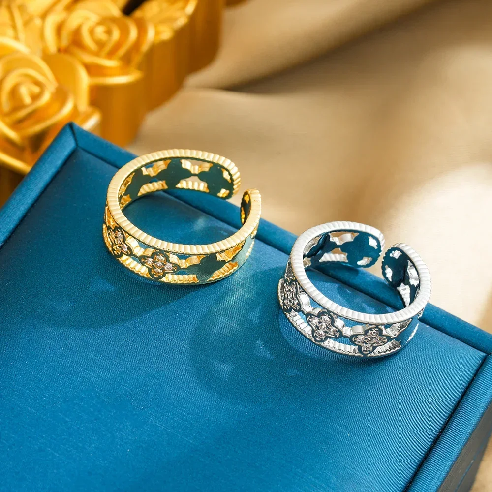 

With a fashionable and elegant feminine style. A four-leaf clover ring studded with diamonds