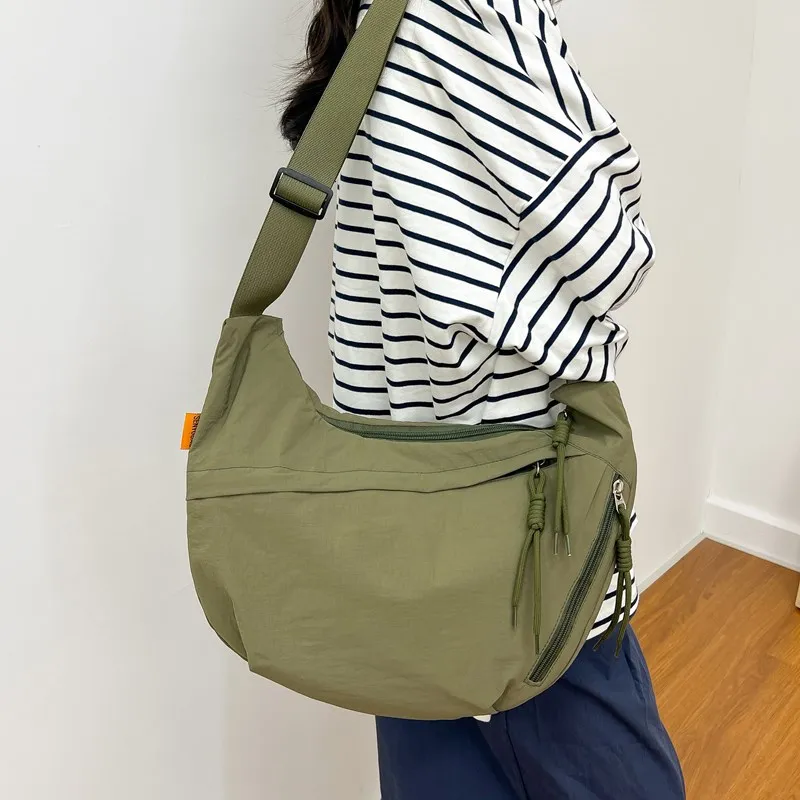

Lightweight and Wear-Resistant Nylon Crossbody Bag, Military Green Large-Capacity Shoulder Bag, a Good Partner for Leisure Travel