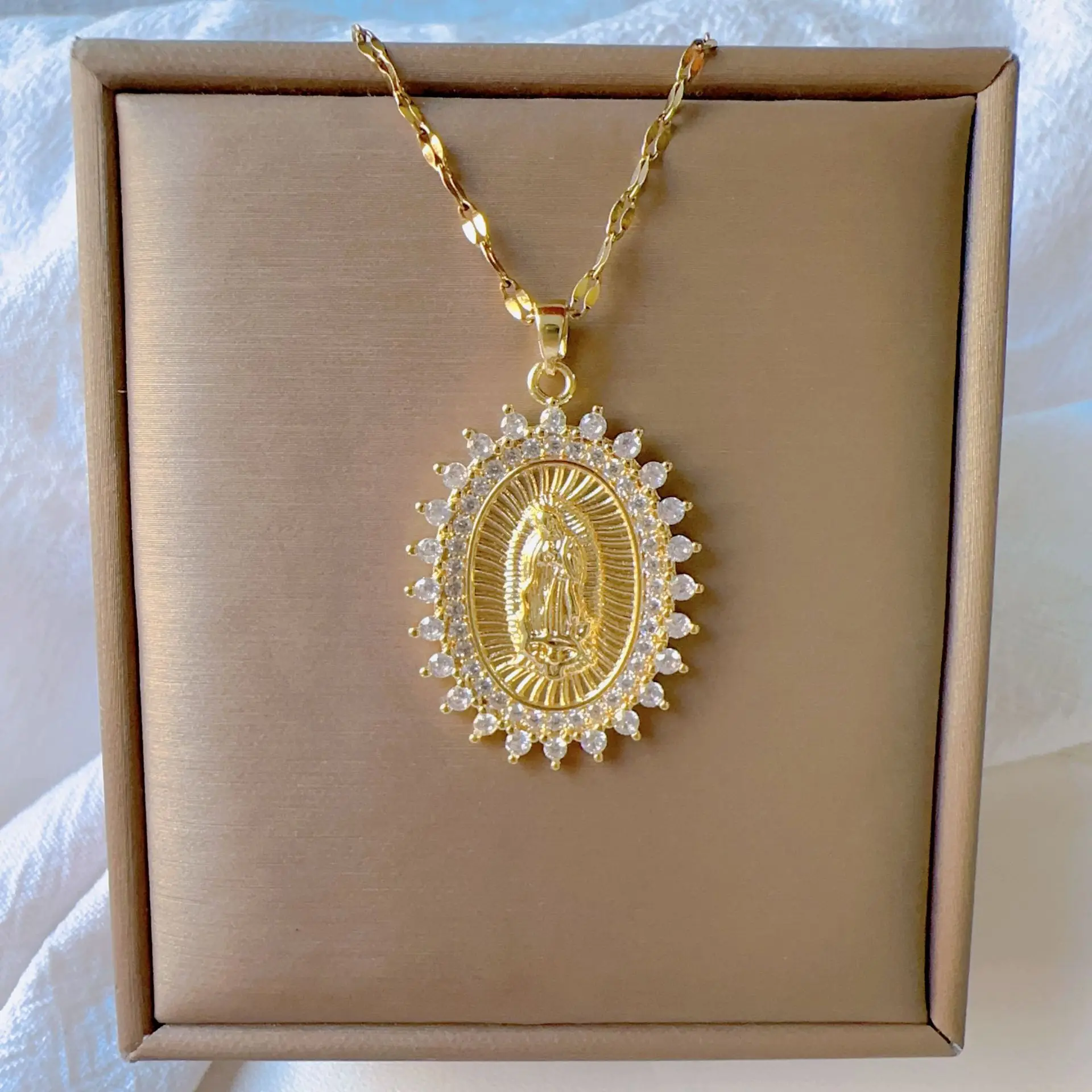 الأزياء الأوروبية والأمريكية ورائعة المرأة كل نجم السماء مايكرو مطعمة الملونة الزركون مريم العذراء قلادة جوفاء