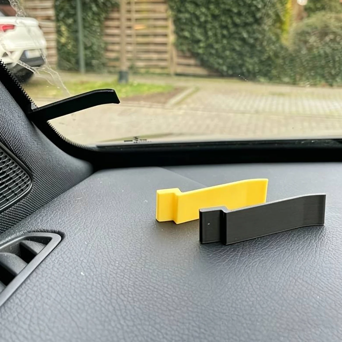 Kfz-Beleghalter im Doppelpack für Windschutzscheibe und A-Säule, sicherer Einsetzmechanismus, kein Wackeln – Detail 4