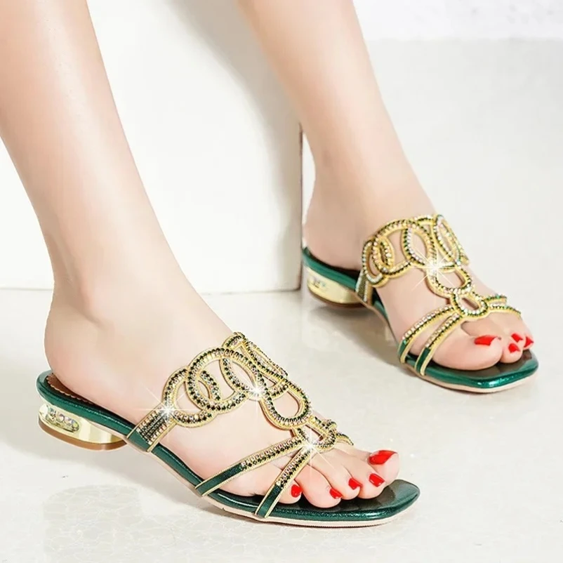 

Женские модные летние сандалии на низком каблуке со стразами, универсальные шлепанцы на мягкой подошве для отдыха на плоской подошве, пляжная обувь