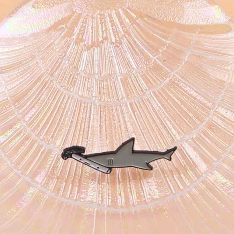 

Милый значок-брошь в виде акулы, забавные металлические значки для украшения женской одежды, аксессуары для рюкзаков и головных уборов