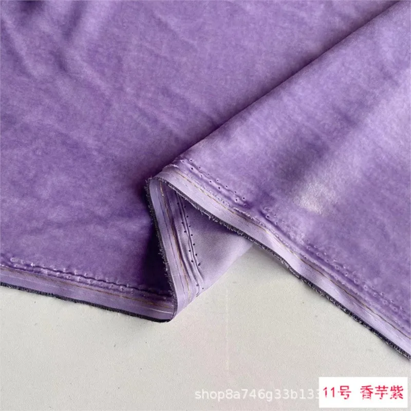 ผ้ากำมะหยี่ไหมสีพื้นกว้าง 140 ซม. และชุดกี่เพ้าสีทอง