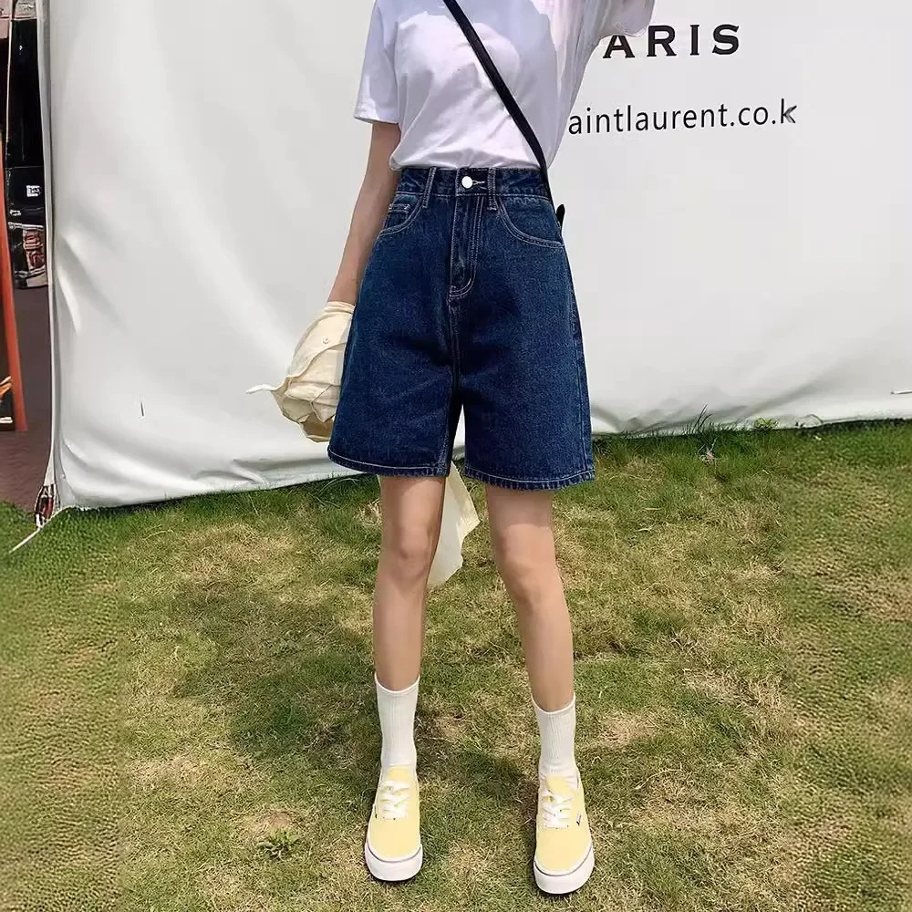 Pantaloncini di jeans a gamba dritta larghi estivi 2024 Pantaloni casual a cinque pezzi versatili a vita media con marchio alla moda stile coreano