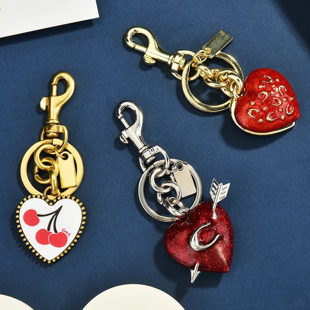 

2025 High-end heart-shaped keychains, bags, pendants, women's bag accessories, exquisite car pendants and accessories