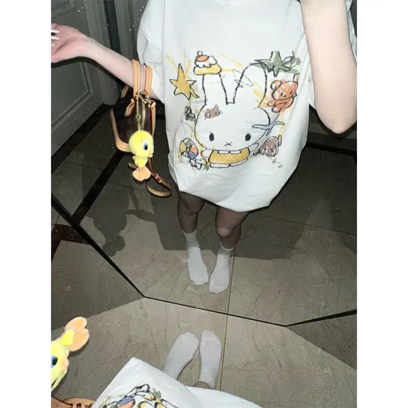 T-shirt Kawaii Miffy ​ ​ Graffiti de lapin de dessin animé mignon sans effort HK rétro ​ ​   Haut décontracté surdimensionné pour les jeunes, tendance streetwear unisexe