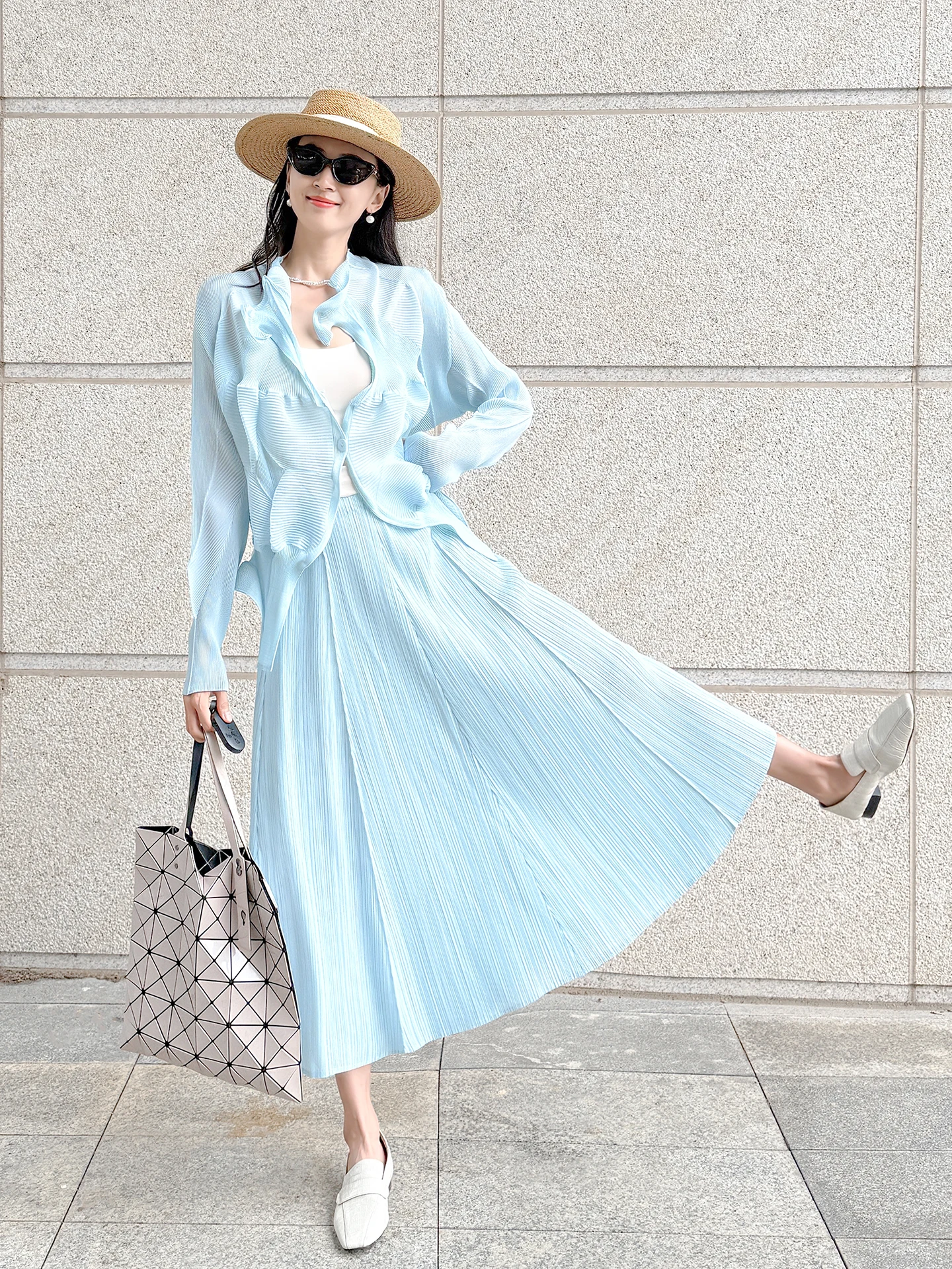 

2025 Осенний новый женский комплект, однотонный топ с длинными рукавами на одной пуговице и высокой талией, повседневная складная полуюбка, женский элегантный комплект из 2 предметов