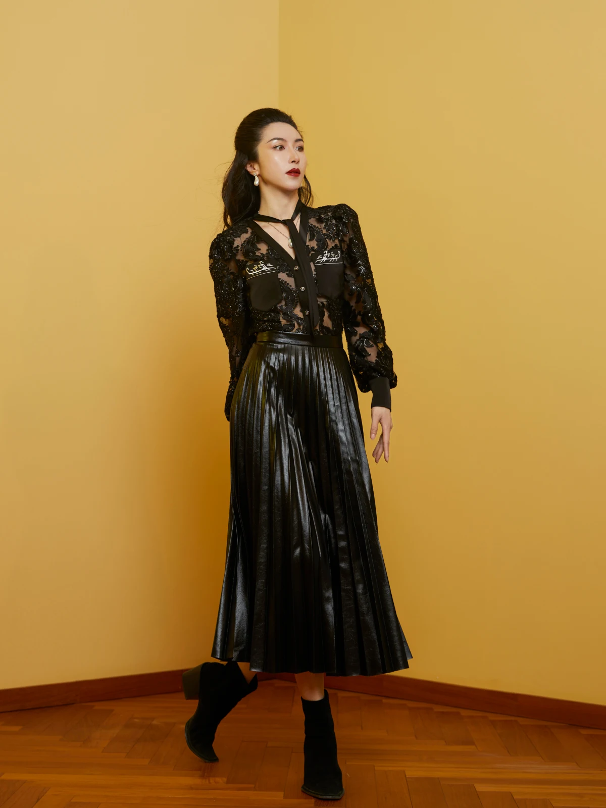 

Limited Edition Dragon Year Embroidered Lace Hollow out Long Sve irt Faionable Slim Fit Pure Color Commute Sle