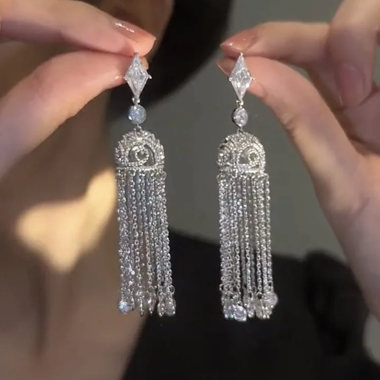 Vintage Exquisite Palace Style Zircon Tassels Light Luxury High Grade Cold and Individualized Earrings for Women Jewelry.