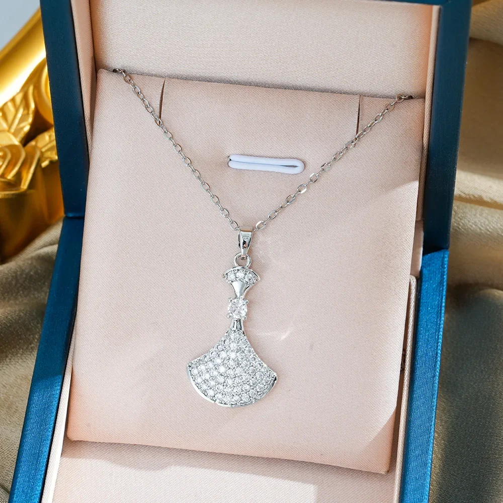 قلادة عصرية من الفولاذ التيتانيوم، فستان طويل على شكل مروحة مرصع بالألماس على الطراز الراقية