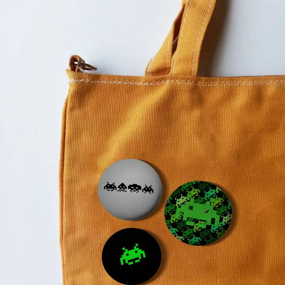 الغزاة الفضائية شارات زر دبابيس بروش الإبداعية مضحك يقتبس شارة الملابس على ظهره مجوهرات هدية للأطفال الأصدقاء #5