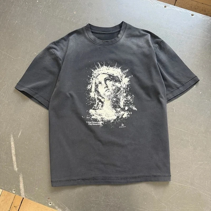 Kurzärmliges T-Shirt mit Retro-Logo von SAINT für Herren und Damen, modisches und lässiges Sommer-Print-Oberteil für Streetwear. – Detail 6