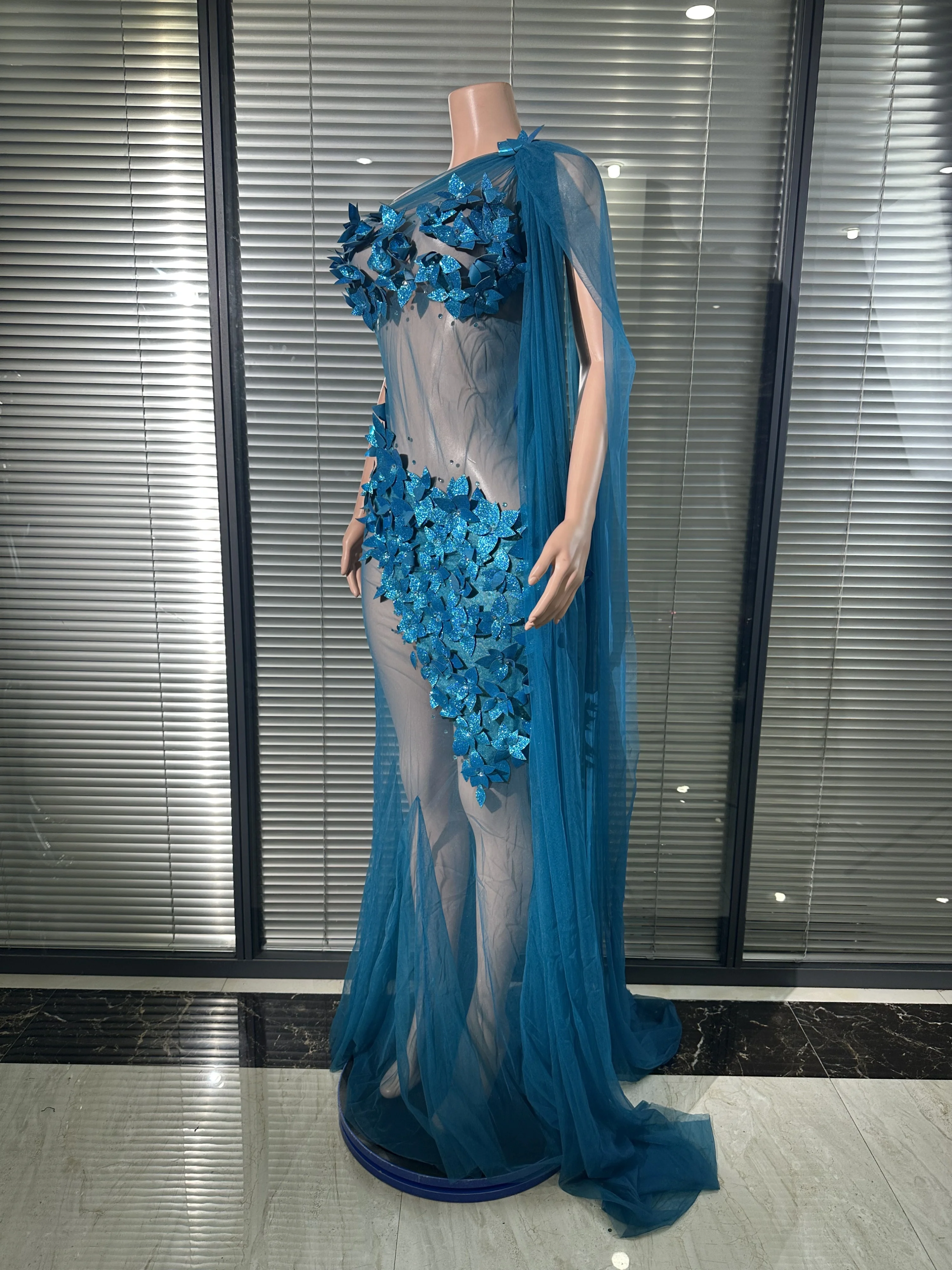 Abito lungo glamour opulento con una spalla impreziosito con prospettiva floreale in rete 3D, cocktail party, gala, tappeto rosso