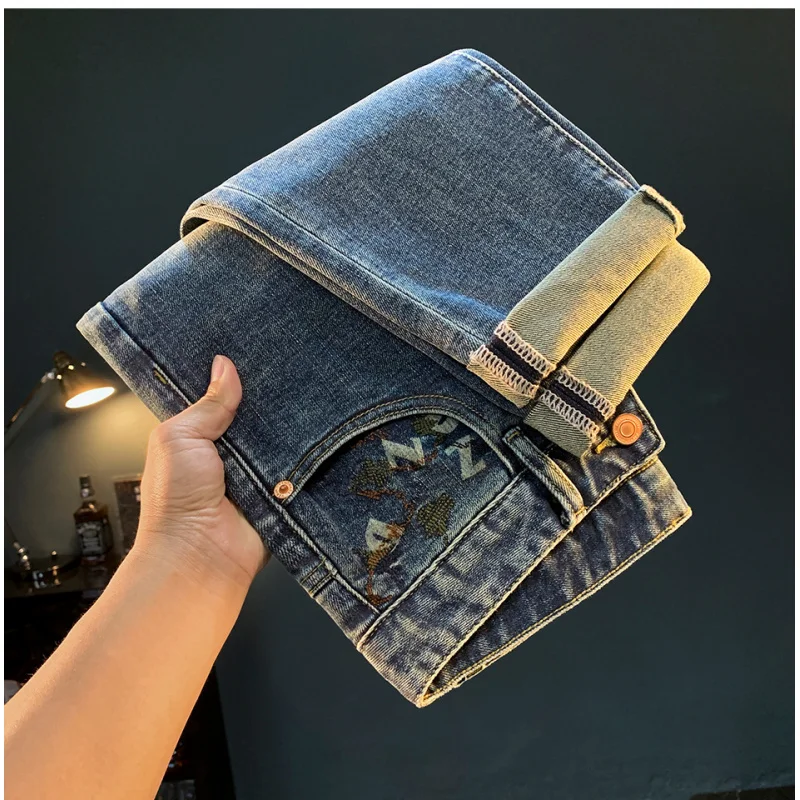 

Осенние джинсы 2025 года, трендовые универсальные брюки с вышитым принтом, маленькие прямые трубки, повседневные высококачественные легкие роскошные мужские брюки Elas