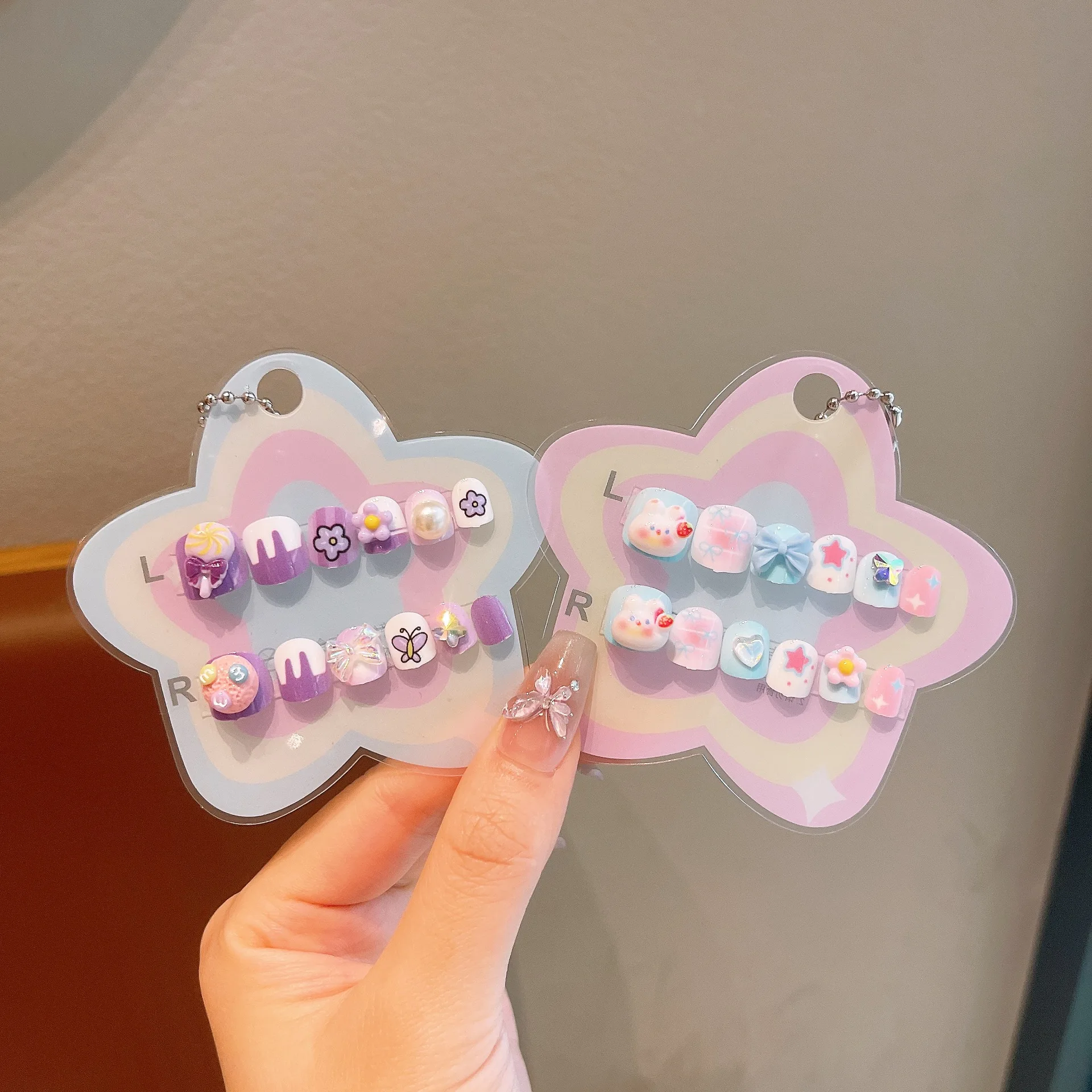 12 Stück Kinder-Nägel mit niedlichem Blumen- und Erdbeerhasen-Motiv, zum Aufdrücken, für 4–10 Jahre, abnehmbare Nagelaufkleber, künstliche Nägel, Mädchen-Geburtstagsgeschenke – Detail 12