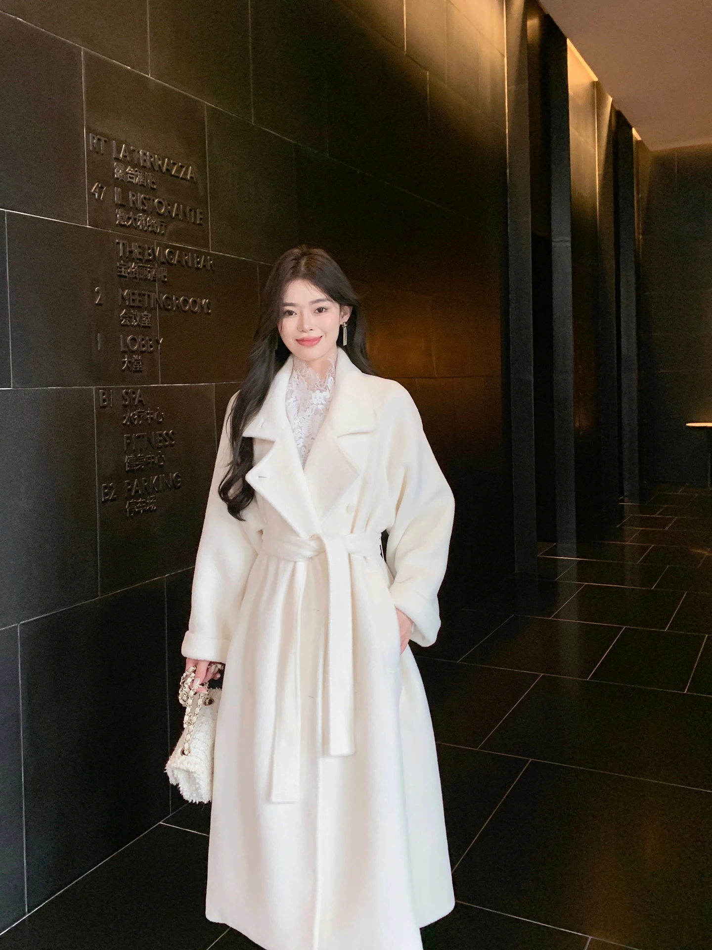 New white eco-friendly fur coat imitating mink, mid-length, waist-cinching and thickened wool coat for women