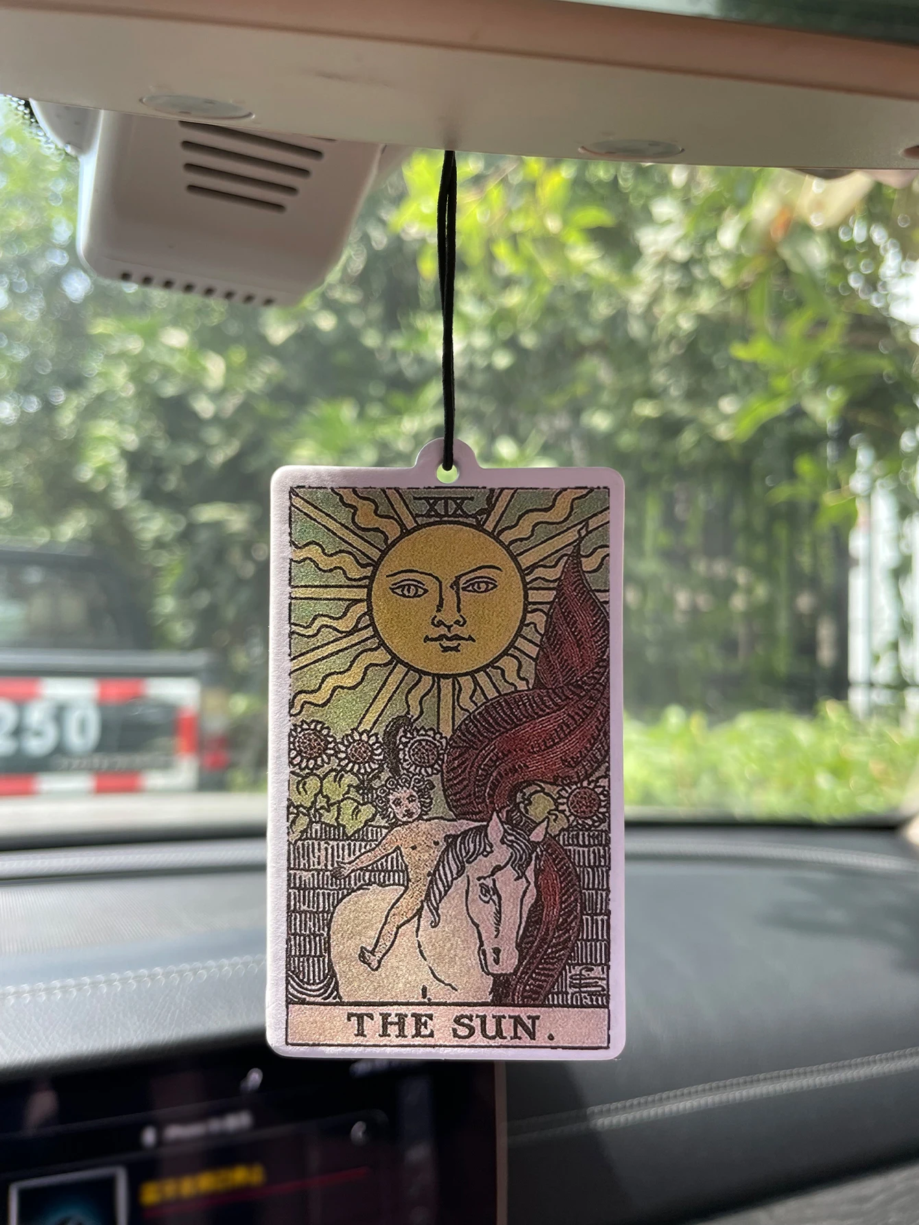 Legend/Gulong Perfume para Auto de Aroma Fresco Cinco Estrellas y Ambientador No Tóxico |     Aceites Esenciales Naturales y Tabletas Aromáticas (Noroili/Pomelo/Cedro) |     Tipo colgante y de doble propósito con clip de ventilación |     Fragancia Duradera de 60 a 90 Días |     Desodoriza y Purifica el Aire |     Adecuado para su uso en automóviles, hogares, armarios y baños. |     Mismo aroma que el vendido en la tienda