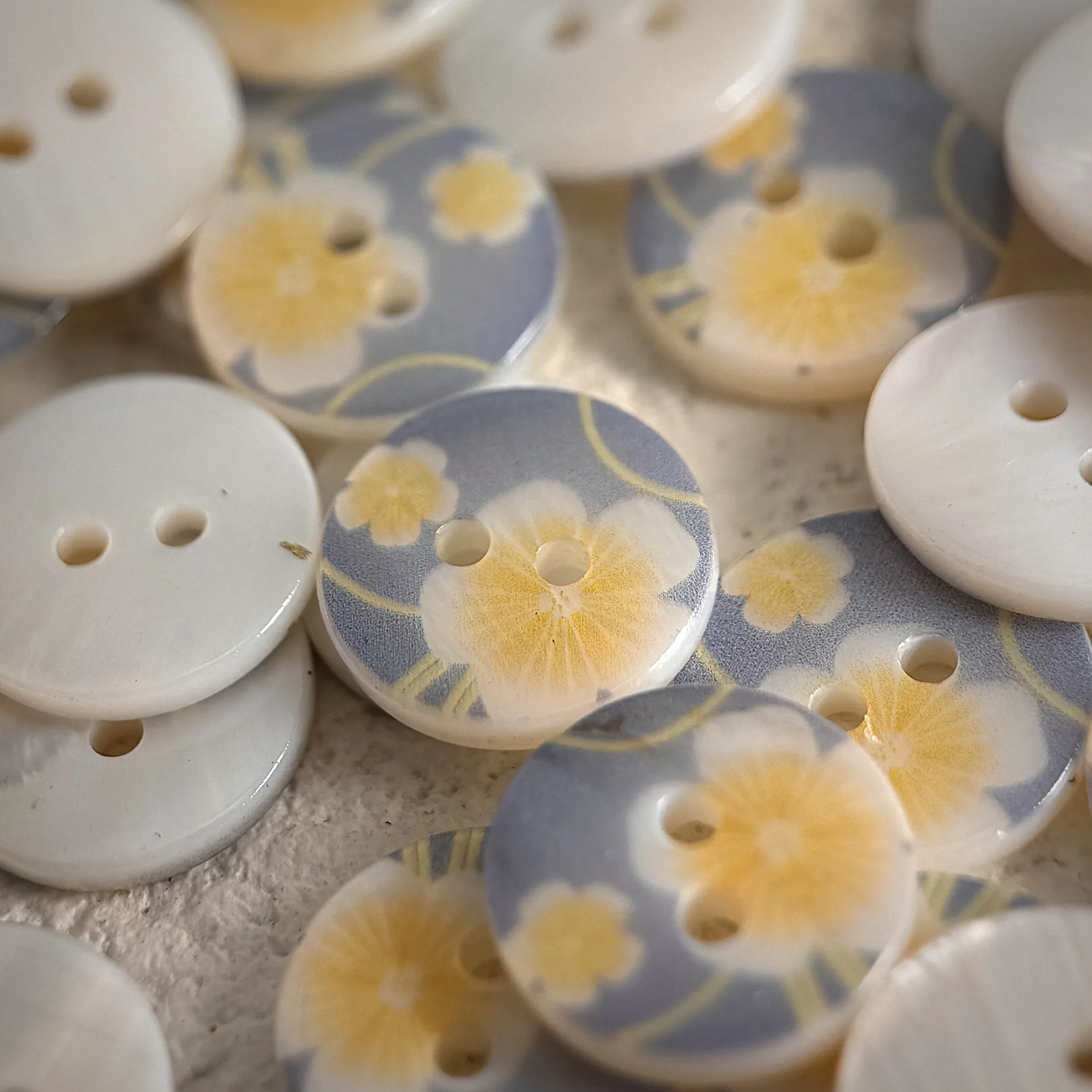 20Pcs/lot 15mm Two eyed blue flower sea natural shell buttons retro shirt jacket decorative accessories buttons
