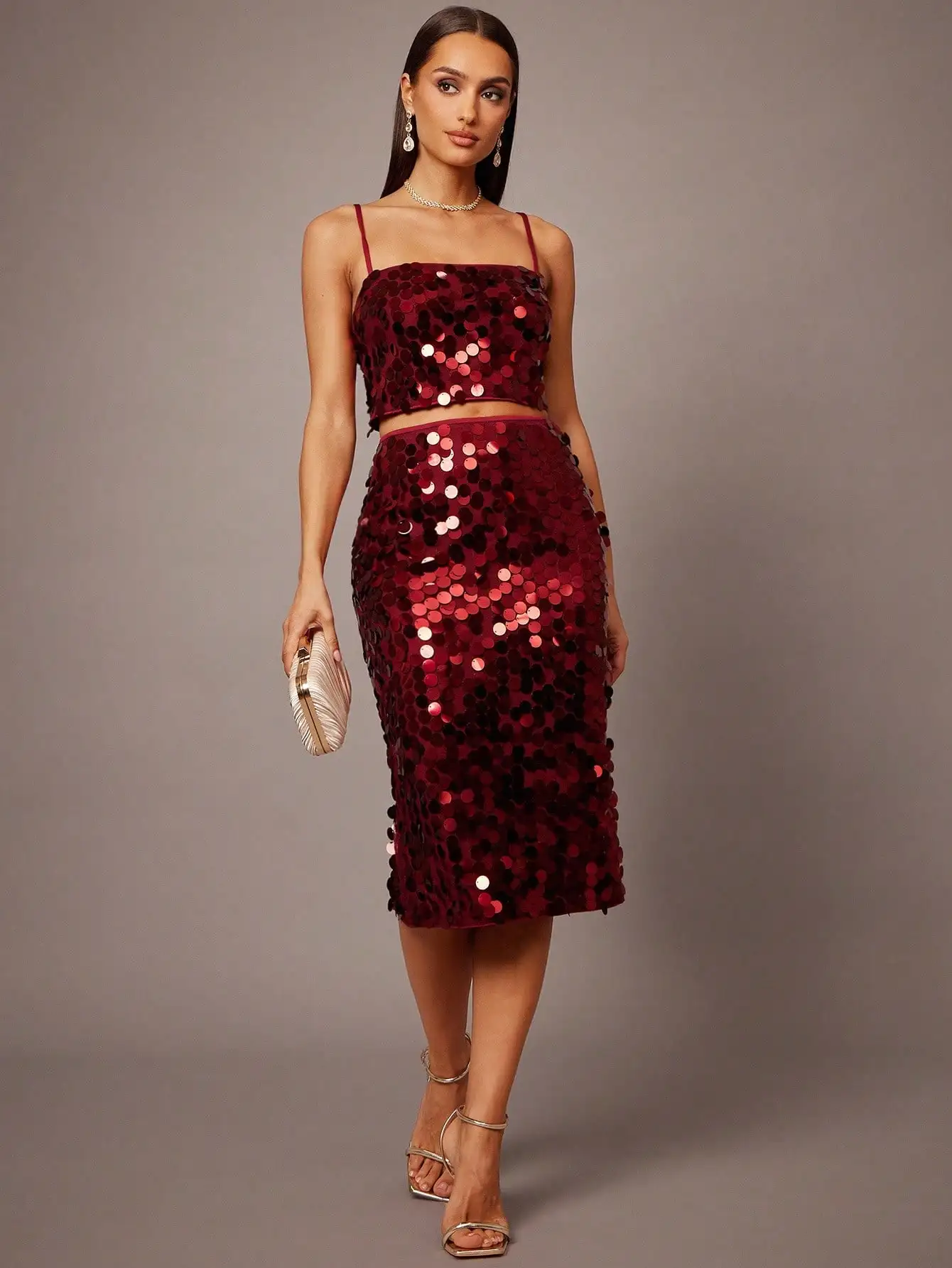 

Винно-красный комплект из двух предметов с пайетками: топ на тонких бретелях и юбка миди для коктейльной вечеринки