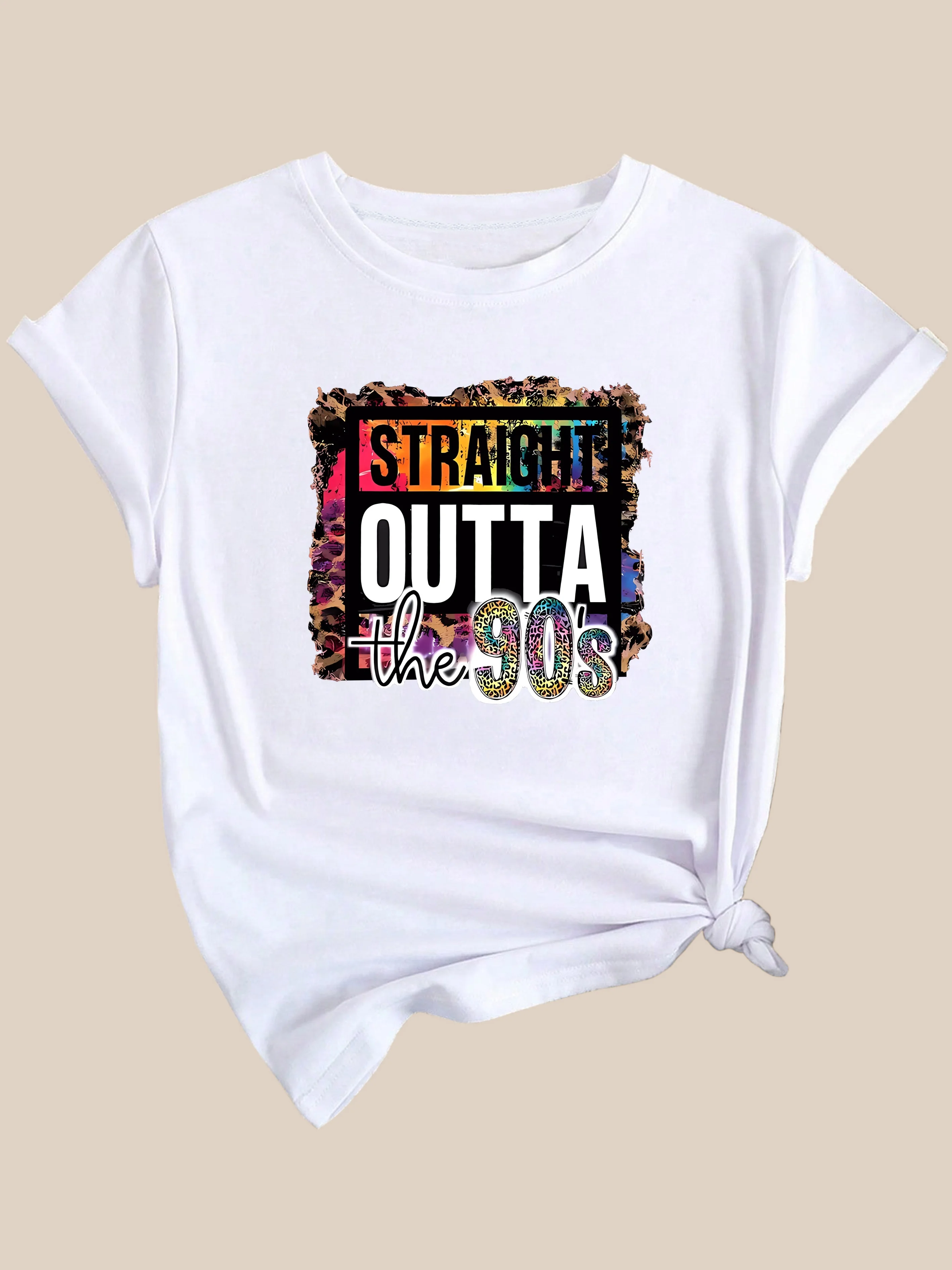 Damska koszulka retro z grafiką z lat 90. - Prosto z lat 90. Wzór w panterkę i kolorowe litery, swobodny okrągły dekolt