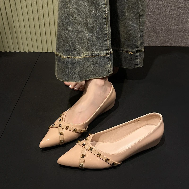 Autumn New Pointed Toe Shallow Rivet Cover Foot Anti-Slip Wear-Resistant Flats Inside Heightened Single Shoes