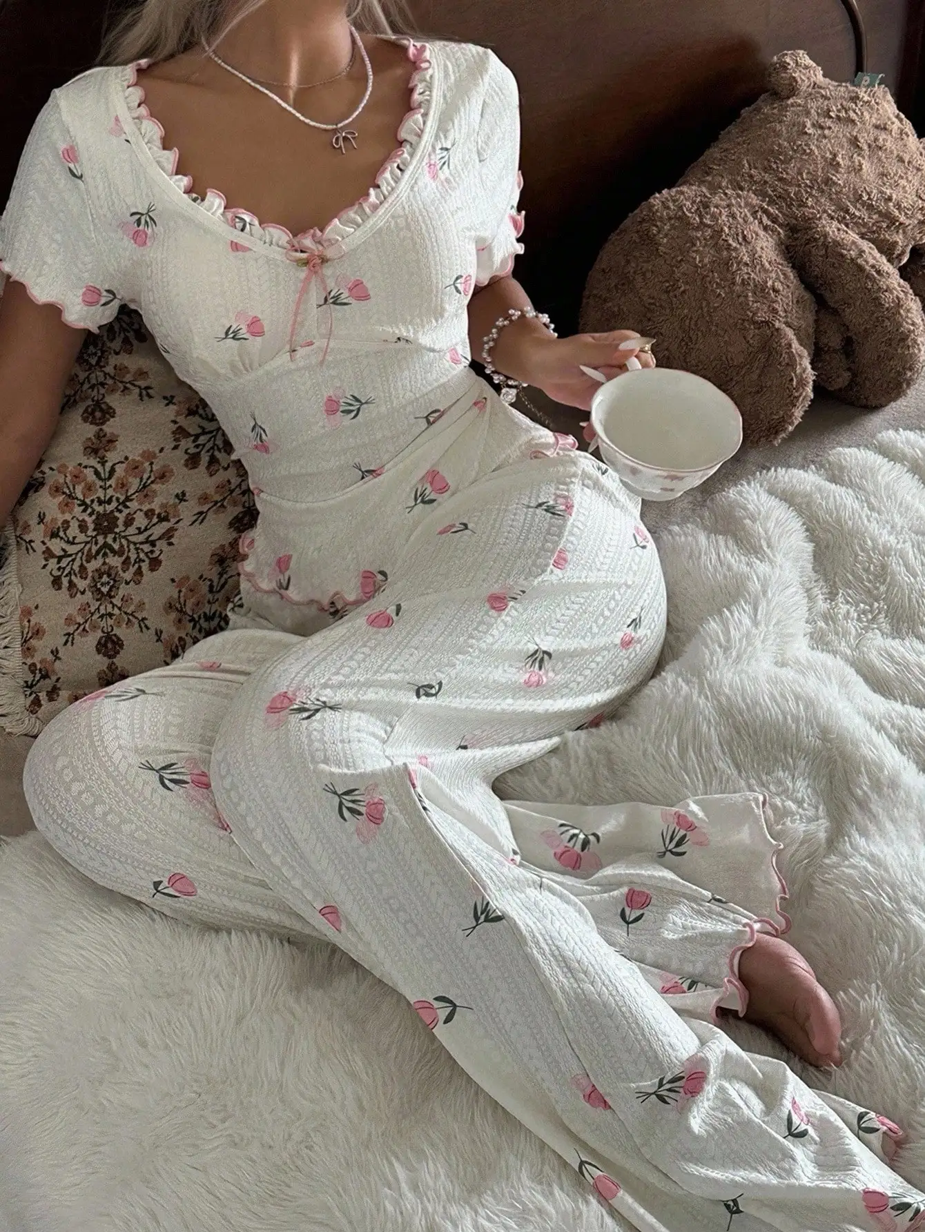 

Белый пижамный комплект с цветочным принтом, рюшами, V-образным вырезом и завязками