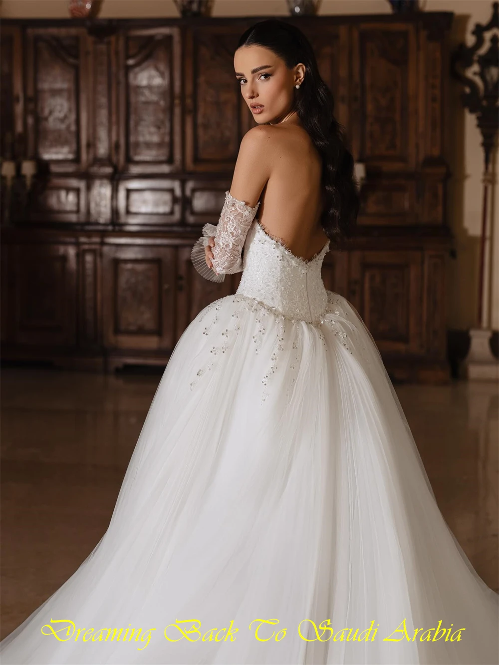 Maßgeschneidertes klassisches weißes Organza-Hochzeitskleid, formelles, trägerloses, ärmelloses Brautkleid, zartes A-Linien-Abschlussballkleid mit Kapellenschleppe