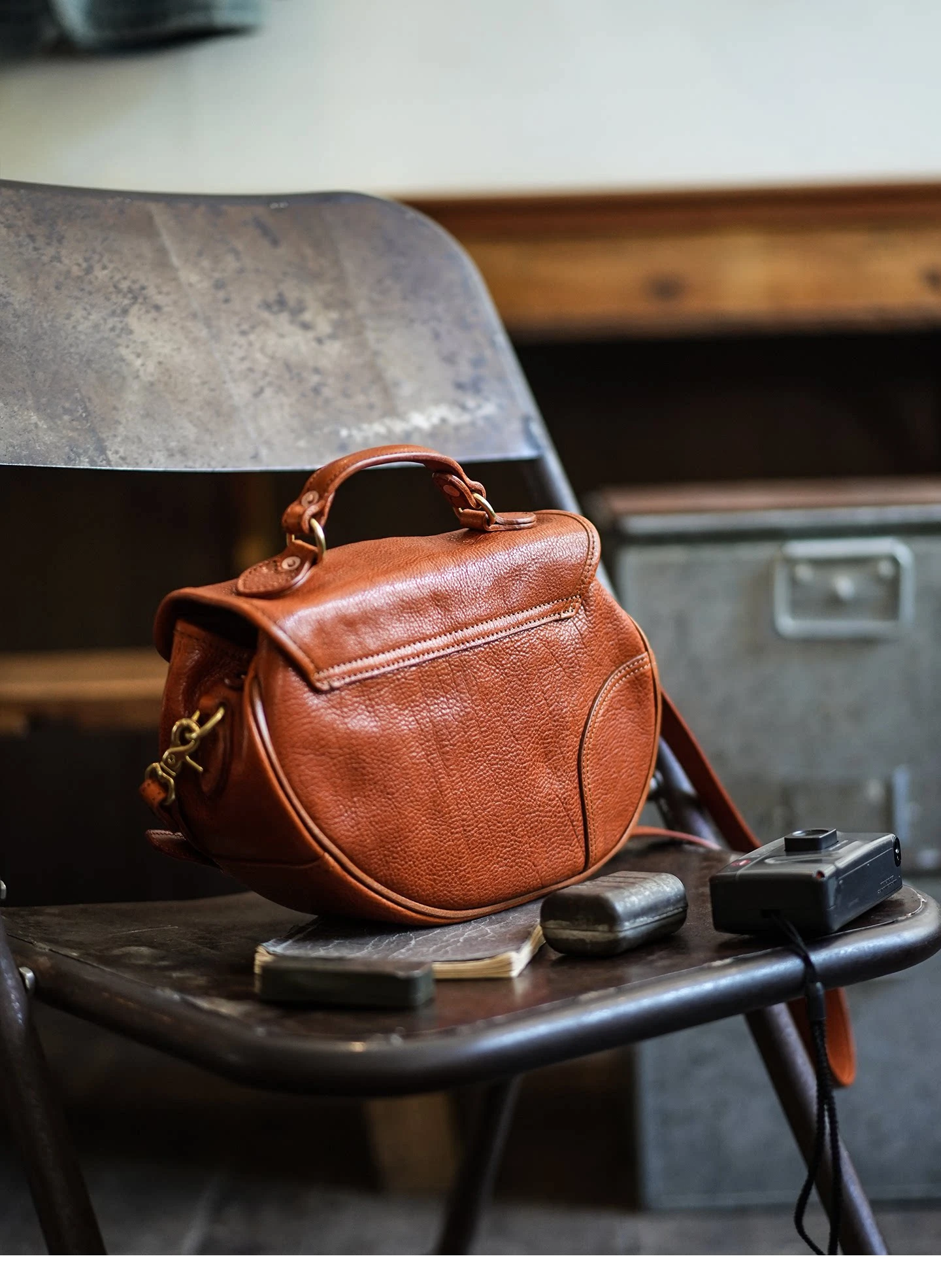 Vintage Designer Handgefertigte Handtasche aus pflanzlich gegerbtem Rindsleder für Damen und Herren, Wochenend-Party Luxus Echtleder Umhängetasche – Detail 9