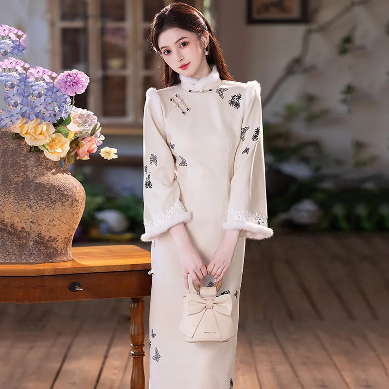 

White Thick Embroidered New Chinese Long sleeved Cheongsam 2025 New Style for Young Women Autumn and Winter Dress Qipao