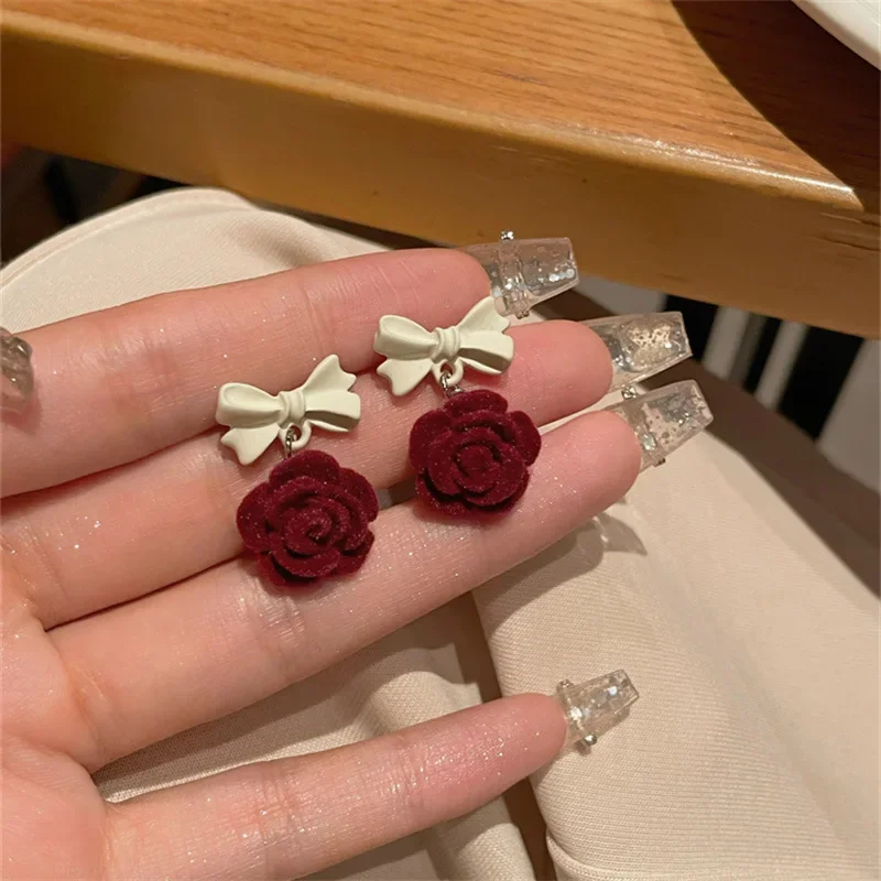 الأحمر المخملية زهرة المرأة أقراط S925 الفضة إبرة فراشة عقدة لا ثقب المجوهرات العصرية كليب على أقراط الأذن الأصفاد