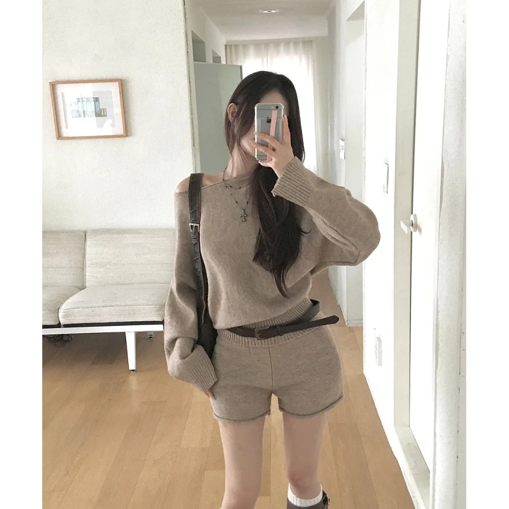 

Весенний повседневный женский комплект из двух предметов: свитер с рукавом «летучая мышь» на одно плечо и брюки, свободный крой, длинный рукав, стандартная длина, коллекция 2026 года