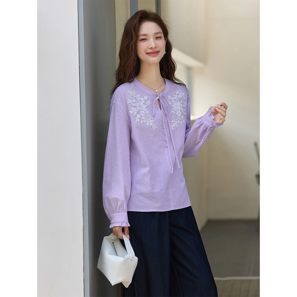 

Элегантная женская полосатая рубашка VIMLY, новинка весны 2026, французская мода, с цветочной вышивкой, рюшами и завязками на горловине, блузка с длинным рукавом A5050