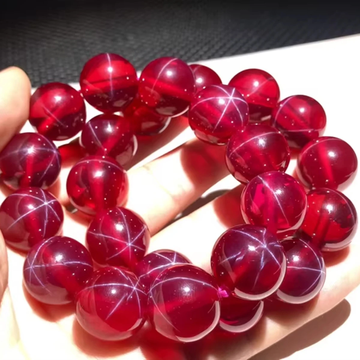 Under strong light, hexagonal starlight red, starlight green, blue, pink and purple beads appear on the sapphire bracelet