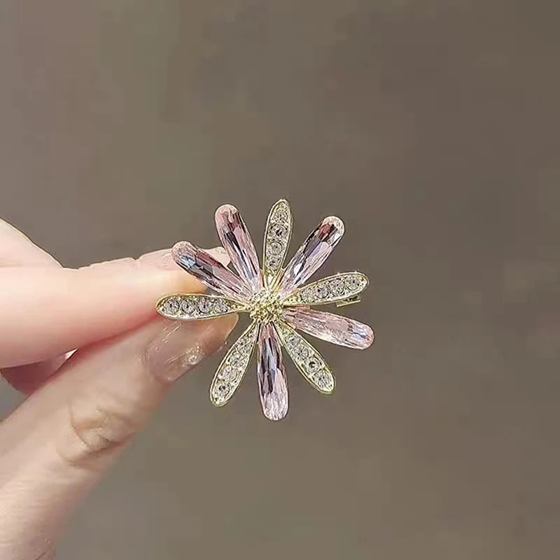 Broche coreano de cristal con forma de Margarita y flor, accesorios para traje, broche informal, pin antideslizante