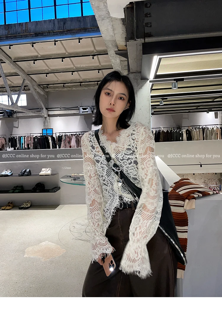 Blusas de encaje con protección solar para mujer, Tops sexys con cuello en V calados, ropa de calle transparente a la moda, camisas Y2k que combinan con todo, 2025