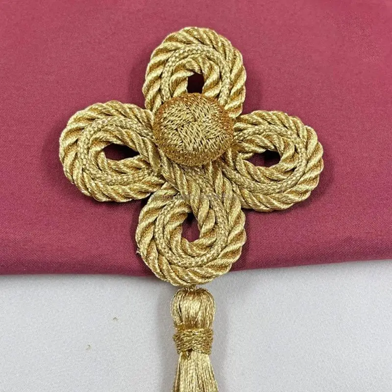 Подвеска для традиционных современных нарядов из четырех листьев.