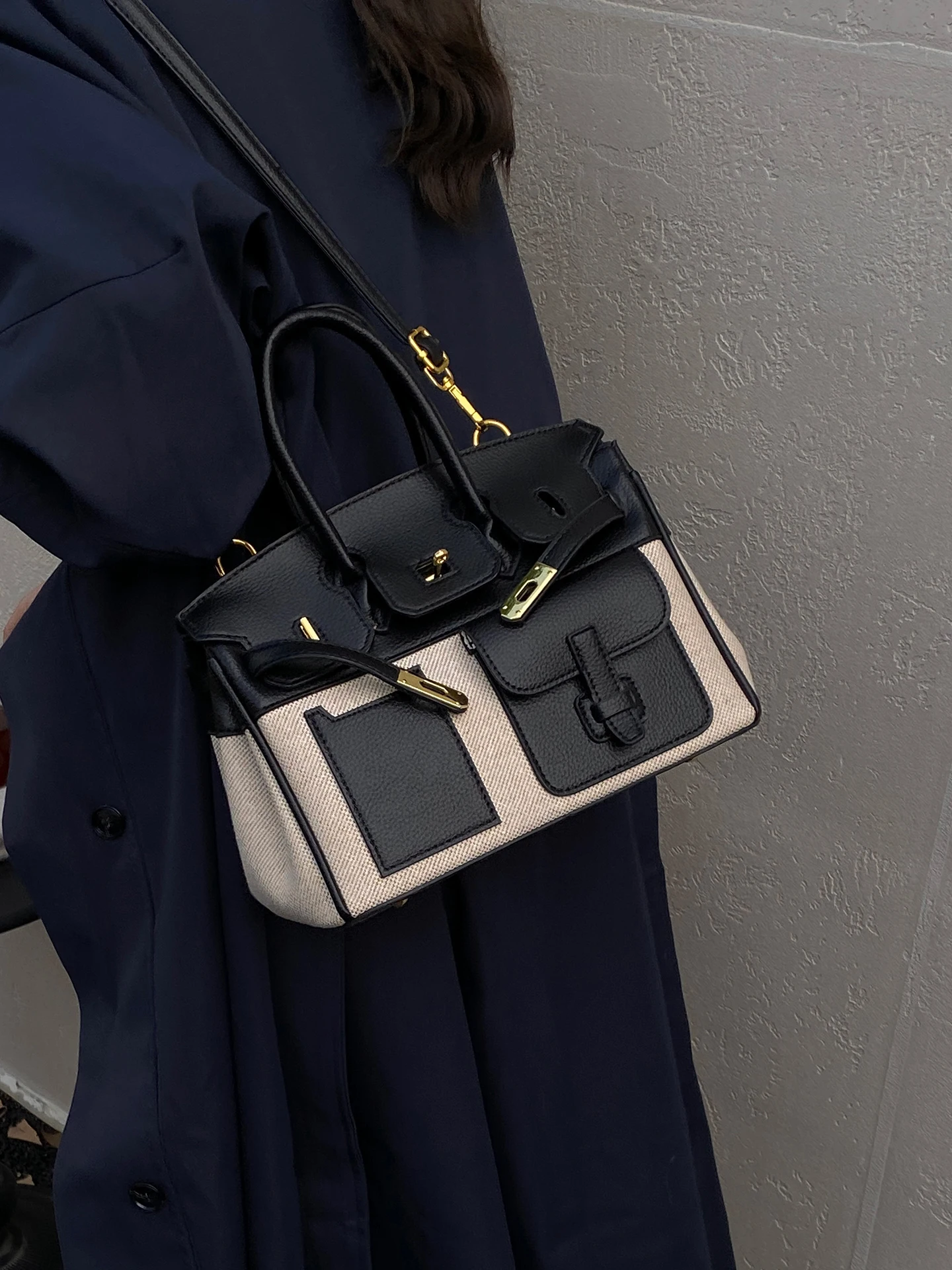 حقيبة كتف نسائية كبيرة السعة بلون البلاتين المتباين، حقيبة عمل عصرية بتصميم كلاسيكي، حقيبة يد أنيقة للعمل