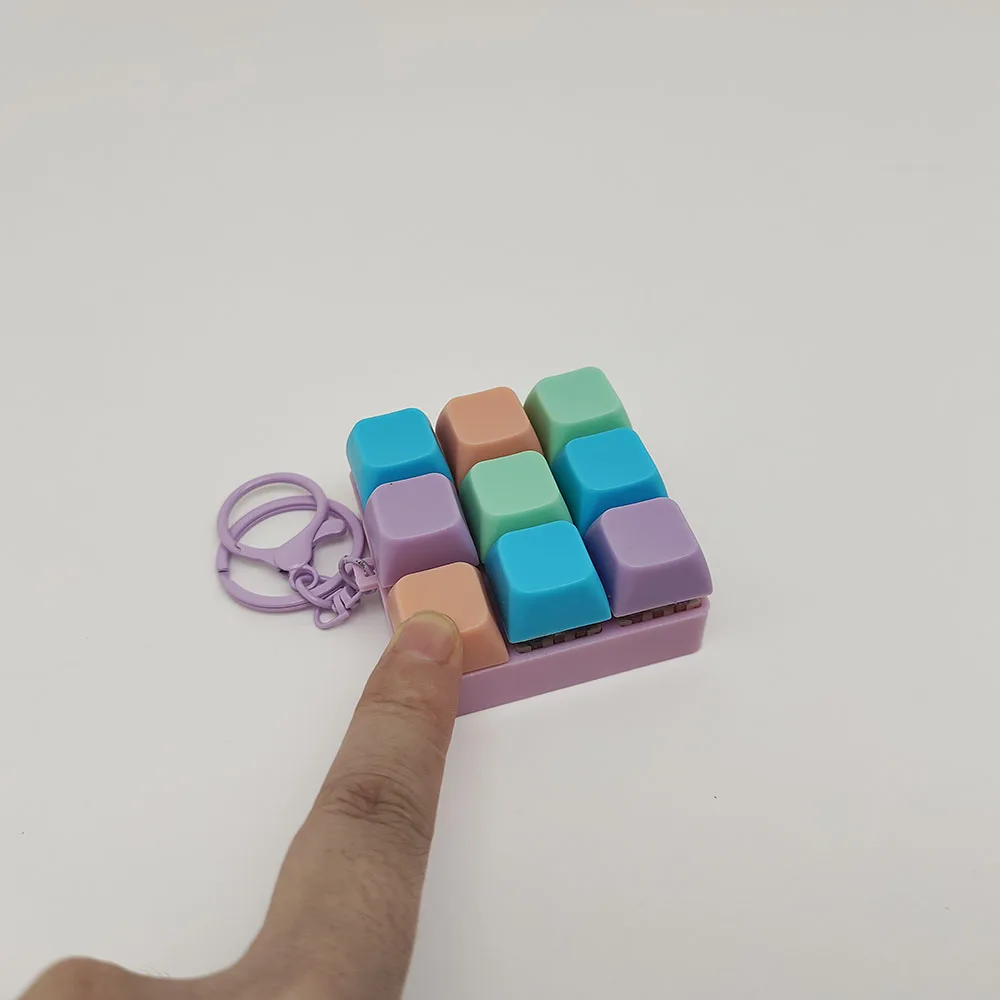 Gantungan kunci Keyboard penghilang stres, gantungan kunci mainan Fidget dengan efek suara, sempurna untuk pesta & Hadiah, ungu