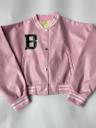 سترة بيسبول جلدية مقاس كبير بأحرف مطبوعة؛ قمة